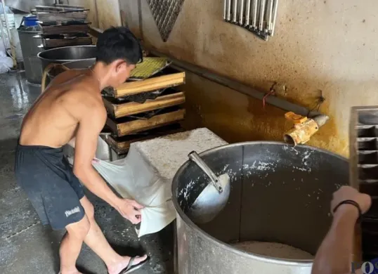 Produksi tahu dan tempe di kawasan Cengkareng, Jakarta Barat, Senin, 13 April 2026. (Sumber: Poskota/Pandi Ramedhan)