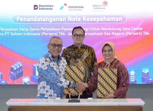 Nota kesepahaman (MoU) Telkom-PGN diteken Dirut Telkom, Dian Siswarini (kanan) dengan Dirut PGH, Arief Kurnia Rusdianto (kiri), disaksikan Bhimo Aryanto (tengah) di Jakarta, Jumat, 10 April 2026. (Sumber: Dok. Telkom)