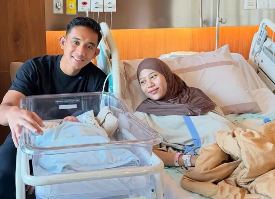 Rizky Ridho dan Sendy Aulia tengah diselimuti kebagiaan dengan hadirnya putra pertama mereka bernama Ebrahim Khalif Nadirizky. (Sumber: Instagram/@rizkyridhoramadhani)