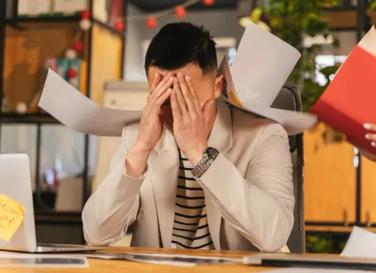 Ilustrasi karyawan yang tetap bekerja di tengah tekanan emosional realitas yang diam-diam banyak dialami, seperti tergambar dalam lagu “King for a Day”. (Sumber: Pinterest)