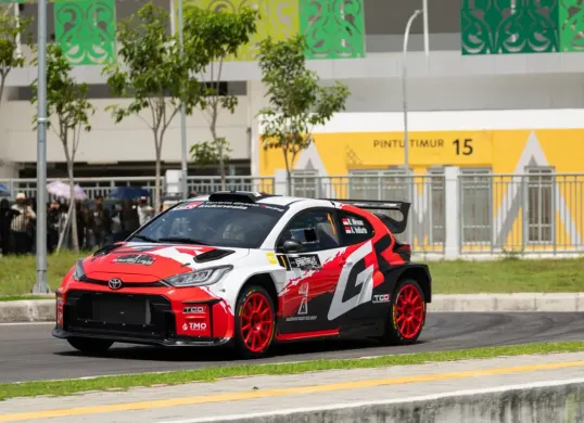 Toyota Gazoo Racing Indonesia mengawali musim dengan hasil positif pada ajang Kejurnas Sprint Rally 2026. (Sumber: TGRI)