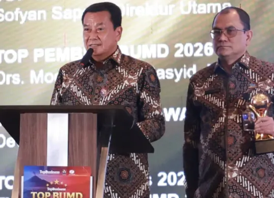 Bupati Tangerang, Moch. Maesyal Rasyid saat menerima penghargaan top BUMD Award 2026. (Sumber: Setda Kab. Tangerang)