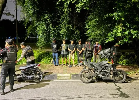 Brimob Polda Metro Jaya menangkap tiga pemuda pelaku balap liar di kawasan Jalan Jenderal Polisi Soekanto (Malaka), Duren Sawit, Jakarta Timur, Selasa, 14 April 2026 dini hari. (Sumber: Dok. Polda Metro Jaya)