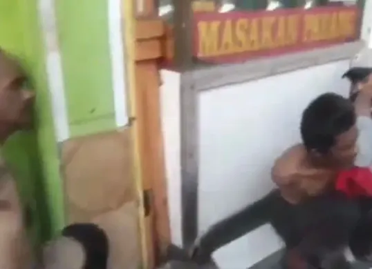 Pelaku curanmor di Cengkareng Jakarta Barat babak belur dihajar warga usai aksinya kepegok, Selasa, 14 April 2026. (Sumber: Istimewa)