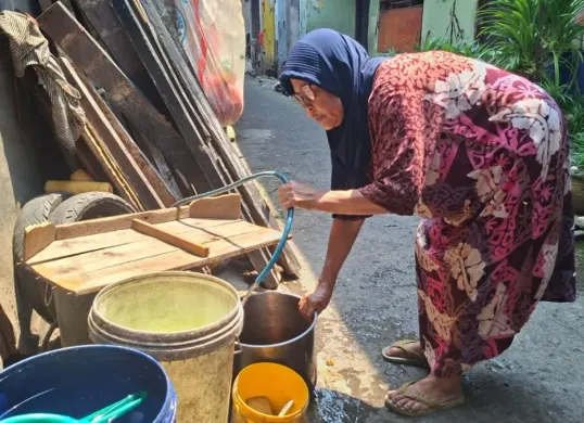 Warga RW 02 Kelurahan Rawa Buaya, Cengkareng, Jakarta Barat, mengeluhkan kondisi air PAM yang keruh dan menimbulkan bau. (Sumber: Istimewa)