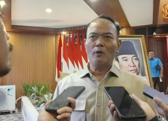 Kepala Kemenag Kabupaten Bogor, Raden Enjat Mujiat saat melakukan keterangan pers di Cibinong, Selasa 14 April 2026. (Sumber: Poskota/Giffar Rivana)