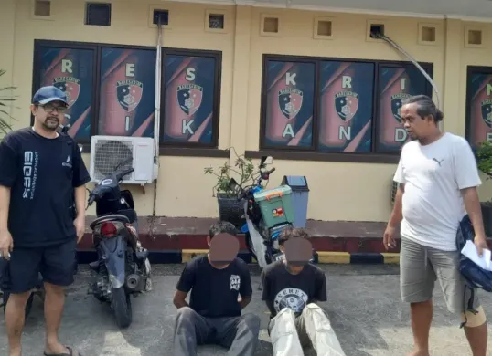 Dua warga Kabupaten Pandeglang dan Tangerang saat diserahkan kepada petugas Satreskrim Polres Pandeglang usai ditangkap saat menjual motor hasil curian. (Sumber: Dok. Polsek Cikande)