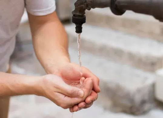 Ilustrasi, air kram PAM keruh dan berbau di Rawa Buaya, Cengkareng. (Sumber: freepik)