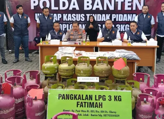 Kepolisian memberikan keterangan dalam konferensi pers di Mapolda Banten, Rabu, 15 April 2026. (Sumber: Poskota/Rahmat Haryono)