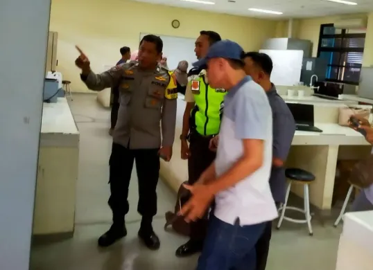 Petugas kepolisian memeriksa lab tempat mikroskop hilang di IPB, Kabupaten Bogor, Selasa, 14 April 2026. (Sumber: Dok. Polsek Dramaga)