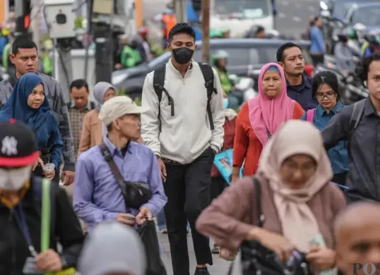 Ilustrasi pekerja berjalan saat jam pulang kerja di Jalan MH Thamrin, Jakarta Pusat. (Sumber: Poskota/Bilal Nugraha Ginanjar)