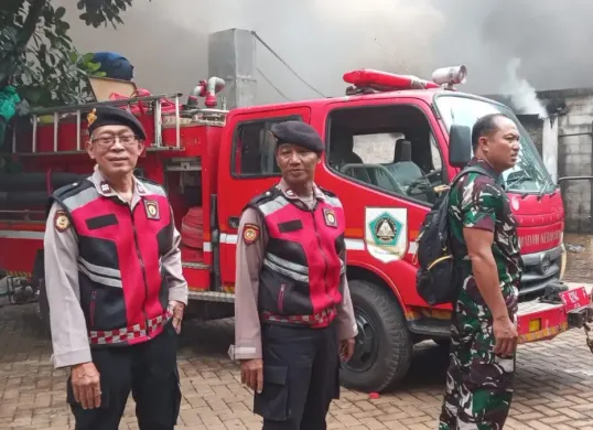 Petugas Polsek Tajurhalang melakukan pengamanan lokasi kebakaran di Desa Sasak Panjang bersama anggota Binmas dan Babinsa wilayah. (Sumber: Polsek Tajurhalang)
