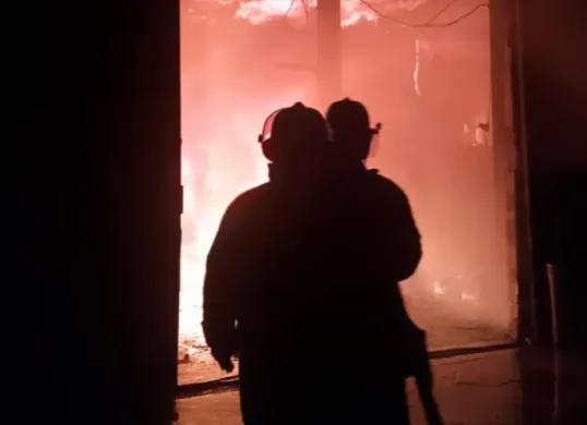 Petugas Damkar Kota Depok memadamkan api membakar gudang dan pabrik aki di Cimanggis Depok, Rabu, 15 April 2026. (Sumber: Damkar Depok)