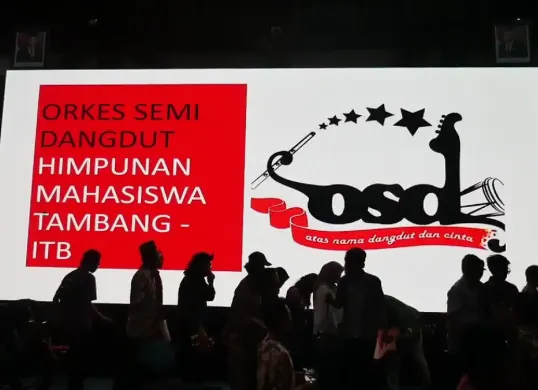 Tangkapan layar video penampilan Orkes Semi Dangdut (OSD) Himpunan Mahasiswa Tambang (HMT) Institut Teknologi Bandung (ITB), pada Rabu, 15 April 2026. (Sumber: X/@iPoopBased)