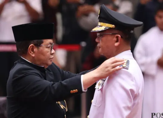 Gubernur Jakarta, Pramono Anung menyampaikan pernyataan kepada awak media di Balai Kota Jakarta, Rabu, 15 April 2026. (Sumber: Poskota/M. Tegar Jihad)