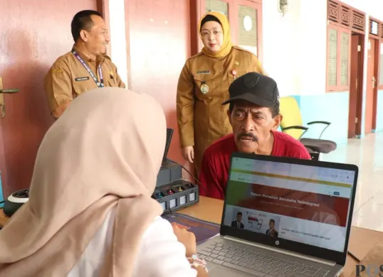 Wakil Bupati Tangerang, Intan Nurul Hikmah saat sidak Pasar Kelapa Dua. (Sumber: Poskota/Veronica Prasetio)