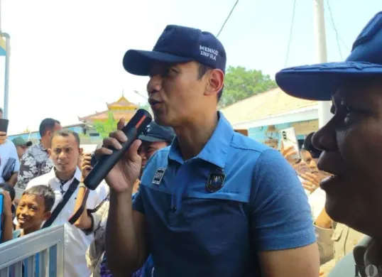 Menko Bidang Infrastruktur dan Pembangunan, AHY meninjau kawasan nelayan di Desa Tanjung Anom, Kecamatan Mauk, Kabupaten Tangerang, Kamis, 16 April 2026. (Sumber: Poskota/Veronica Prasetio)