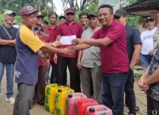 Sejumlah warga menyerahkan BBM solar kepada UPT DLH Kabupaten Pandeglang untuk menanggulangai sampah di TPA Bangkonol. (Sumber: Poskota/Samsul Fatoni)