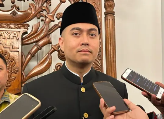 Wakil Ketua DPRD DKI Jakarta Wibi Andrino saat di wawancarai awak media. (Sumber: Poskota/M. Tegar Jihad)