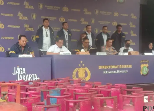 Jumpa pers pengungkapan praktik pengoplosan gas LPG subsidi di Polda Metro Jaya, Jakarta Selatan, Kamis, 16 April 2026. (Sumber: Poskota/Ali Mansur)