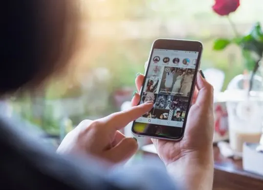 Ilustrasi pengguna mengunduh video dari Instagram ke perangkat tanpa aplikasi tambahan. (Sumber: Pinterest)
