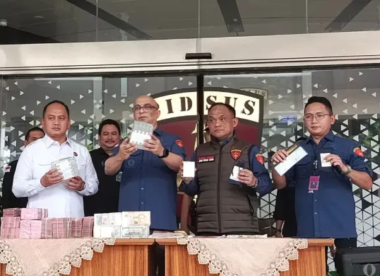 Kejagung menunjukan barang bukti kasus korupsi tata kelola usaha pertambangan nikel periode 2013-2025 yang diduga dilakukan Ketua Ombudsman RI, Hery Susanto. (Sumber: Poskota/Ali Mansur)