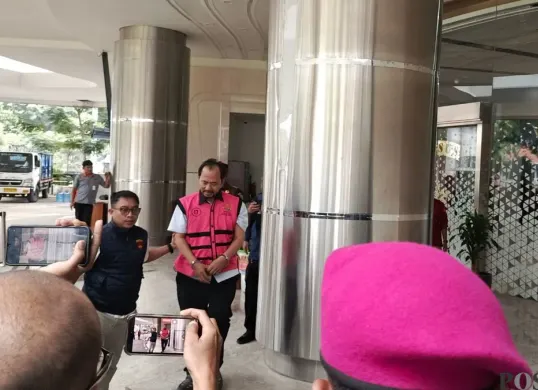 Tersangka kasus dugaan TPPU, Agung Winarno yang berkaitan dengan perkara suap terpidana Zarof Ricar saat digelandang ke mobil tahanan, Kamis, 16 April 2026. (Sumber: Poskota/Ali Mansur)