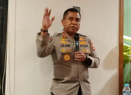 Kadivhumas Polri, Johnny Eddizon Isir saat mengungkapkan kasus phising di Indonesia yang beroperasi lintas negara pada Kamis, 16 April 2026. (Sumber: Poskota/ Ali Mansur)