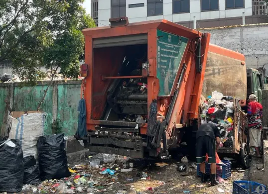 Kondisi keberadaan tempat sampah sementara di Jalan Duri Raya RT 09 RW 01 Kelurahan Duri Kepa Kecamatan Kebon Jeruk Jakarta Barat, Rabu, 15 April 2026. (Sumber: Poskota/Pandi Ramedhan)