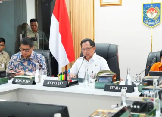 Menteri Dalam Negeri, Tito Karnavian saat memimpin Rapat Koordinasi Pendataan Huntap di Sekretariat Posko Satgas PRR, Kantor Pusat Kementerian Dalam Negeri (Kemendagri), Jakarta, Rabu, 15 April 2026. (Sumber: Istimewa)