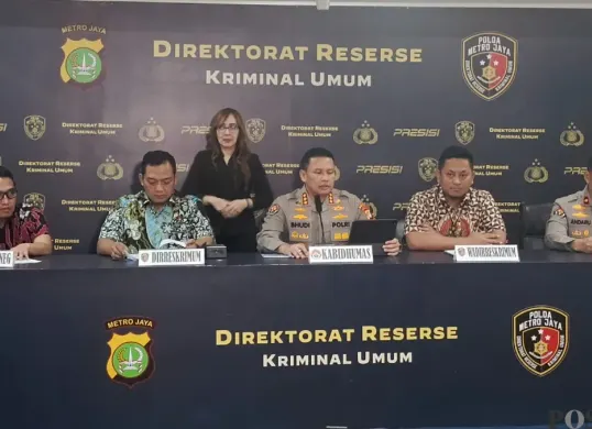 Polda Metro Jaya menggelar jumpa pers status tersangka Rismon Hasiholan Sianipar dalam kasus tudingan ijazah palsu milik Presiden ke-7 RI, Jokowi, Jumat, 17 April 2026. (Sumber: Poskota/Ali Mansur)