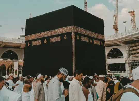 Ilustrasi. Pemerintah tetapkan jadwal haji 2026. Jemaah mulai berangkat April, wukuf Mei, dan pulang Juni–Juli. Ini rincian lengkap perjalanan haji (Sumber: Pexels/Taha Elahi)