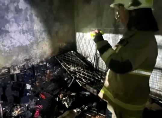 Satu keluarga tewas dalam insiden kebakaran rumah tinggal di Jalan Rambutan Timur 6 RT 05 RW 04, Tanjung Duren Utara, Grogol Petamburan, Jakarta Barat, pada Jumat, 17 April 2026 dini hari. (Sumber: Istimewa)