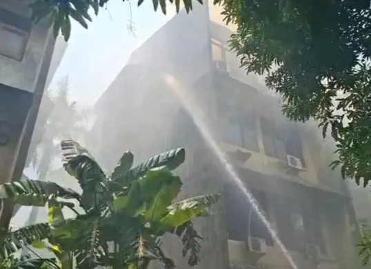 Kebakaran bangunan rumah di kawasan Asrama Polri Kalideres, Jakarta Barat, Jumat, 17 April 2026. (Sumber: Dok. Istimewa)