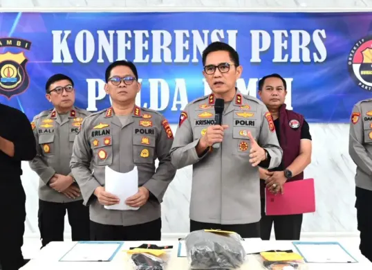 Tim Opsnal Subdit II Direktorat Reserse Narkoba Polda Jambi menangkap buronan kasus peredaran narkotika, M Alung Ramadhan. (Sumber: Polda Jambi)