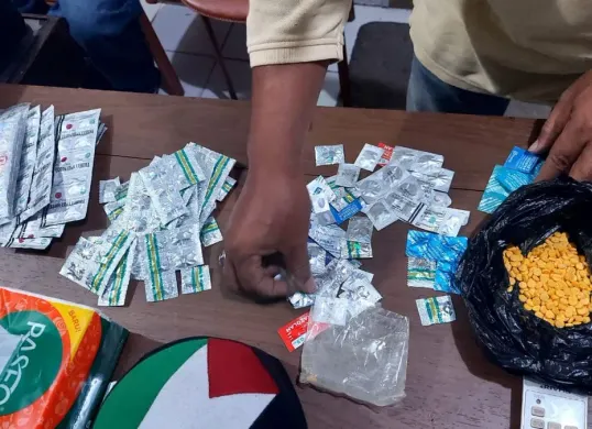 Polres Metro Jakarta Pusat membongkar dugaan penjualan obat-obatan terlarang yang disamarkan sebagai toko ikan hias di kawasan Jalan Abdul Muis, Petojo Selatan, Gambir, Jakarta Pusat, Kamis, 16 April 2026. (Sumber: Dok. Polres Metro Jakarta Pusat)
