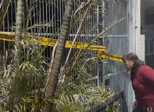 Kondisi rumah tinggal di Jalan Rambutan Timur 6 RT 05 RW 04, Tanjung Duren Utara, Grogol Petamburan, Jakarta Barat, yang terbakar hingga menewaskan lima orang terdiri dari satu keluarga, Jumat, 17 April 2026. (Sumber: Poskota/Pandi Ramedhan)