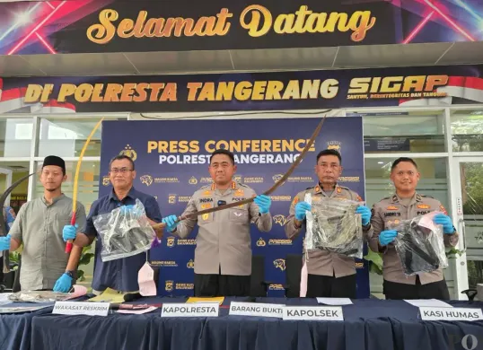 Kapolresta Tangerang, Kombes Pol Andi Muhammad Indra Waspada dan jajaran saat memperlihatkan barang bukti pada konferensi pers kasus penemuan mayat pelajar. (Sumber: Poskota/Veronica Prasetio)