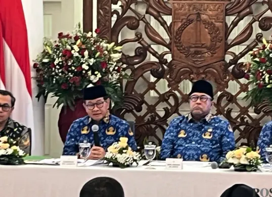 Gubernur Jakarta Pramono Anung saat konfrensi pers Realisasi APBD Triwulan I Tahun Anggaran 2026 di Balai Kota DKI Jakarta, Jumat, 17 April 2026. (Sumber: Poskota/M Tegar Jihad)