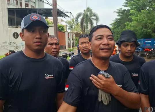 Pusat Produksi Inspeksi dan Sertifikasi Hasil Perikanan (PPISHP) Balai Benih Ikan Kalideres, Jakarta Barat, saat menangkap ikan sapu-sapu di Kali TSI, Cengkareng, Jakarta Barat, Jumat, 17 April 2026. (Sumber: Poskota/Pandi Ramedhan)