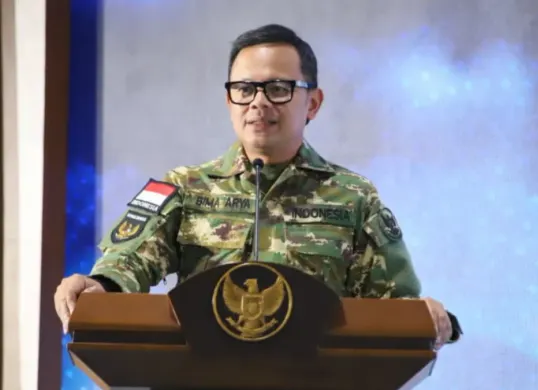 Potret Wamendagri, Bima Arya Sugiarto saat memberikan paparan dalam Kursus Pemantapan Pimpinan Daerah Ketua DPRD Seluruh Indonesia di Ruang Sudirman, Akademi Militer (Akmil), Magelang, Jawa Tengah, Kamis, 16 April 2026. (Sumber: Puspen Kemendagri)