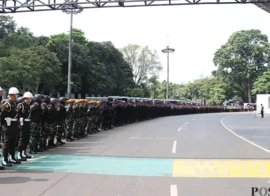 Ribuan personel gabungan dikerahkan mengamankan laga internasional Clash of Legends di SUGBK, Gelora, Tanah Abang, Jakarta Pusat, Sabtu, 18 April 2026. (Sumber: Poskota/Ali Mansur)