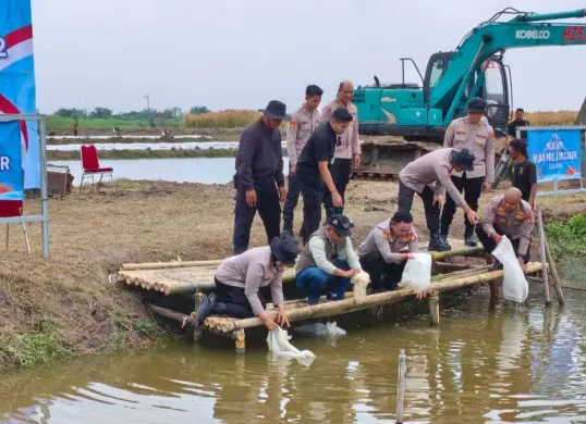 Penebaran benih ikan di Muara Gembong, Kabupaten Bekasi, untuk suplai bahan SPPG Polda Metro Jaya, Sabtu, 18 April 2025. (Sumber: Dok. Polda Metro Jaya)