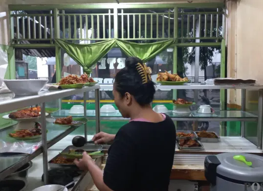 Pedagang warteg khawatirkan kenaikan harga bahan pokok ditengah kenaikan harga BBM non subsidi, Minggu, 19 April 2026. (Sumber: Poskota/Pandi Ramedhan)