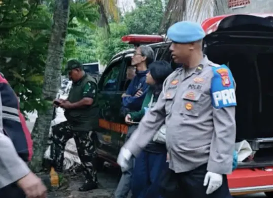 Pihak kepolisian melakukan cek TKP penemuan mayat yang sudah menjadi tengkorak pada Sabtu, 18 April 2026. (Sumber: Polsek Bojonggede)