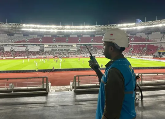 Petugas PLN bersiaga dan memantau jalannya pertandingan di Stadion Utama Gelora Bung Karno. (Sumber: Istimewa)