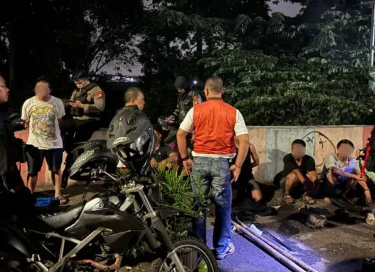 Satuan Brimob Polda Metro Jaya bersama Perintis Polres Metro Jakarta Timur menangkao sekelompok pemuda yang hendak tawuran di kawasan Jalan Kerja Bakti VII, Jakarta Timur, Minggu, 19 April 2026 dini hari. (Sumber: Dok. Polres Metro Jakarta Timur)