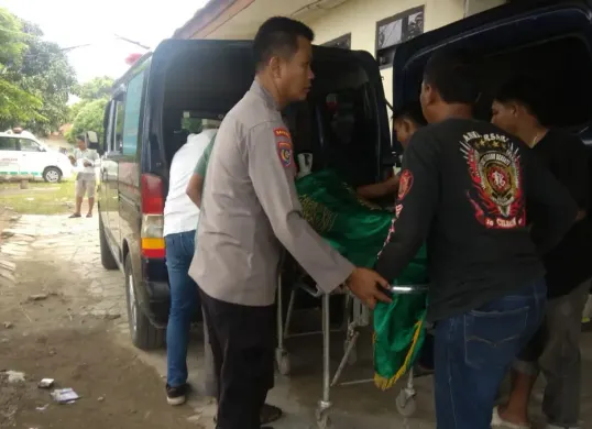 Jenazah Sarimah di RSUD Cilegon saat akan diantar ke rumah duka oleh petugas Forensik Polres Cilegon. (Sumber: Dok. Polsek Ciwandan)