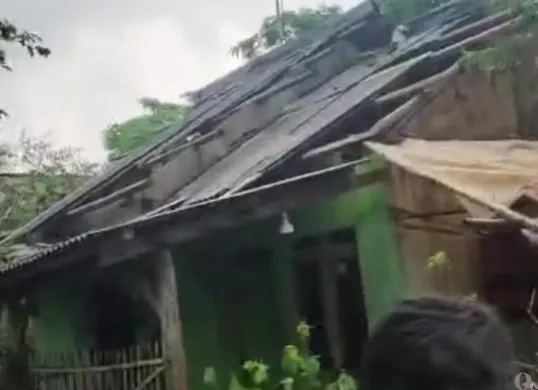 Salah satu rumah warga korban bencana angin puting beliung di Kecamatan Sindangresmi, Pandeglang, rusak pada bagian atap. (Sumber: Poskota/ Samsul Fatoni)