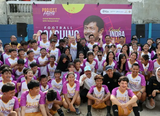 Peserta, pelatih, dan jajaran Project Hearts oleh PSA berfoto bersama setelah pembukaan Football Coaching Clinic bersama Indra Sjafri, mantan pelatih Timnas U-23, di Stadion Mini Kalibaru, Jakarta Utara, Sabtu, 18 April 2026. (Sumber: PSA Indonesia)